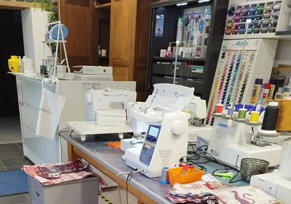 Machines à coudre et accessoires présentés dans le magasin Couturalys